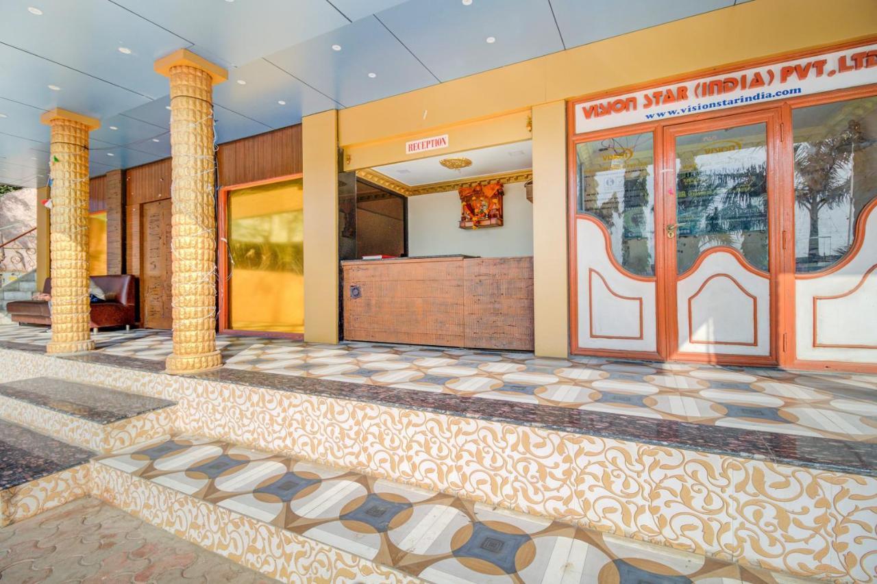 Oyo 67979 Hotel Hollywood Park Sasupada Exterior photo