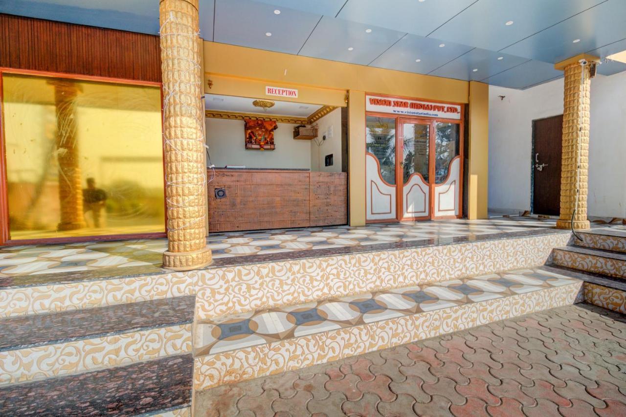 Oyo 67979 Hotel Hollywood Park Sasupada Exterior photo